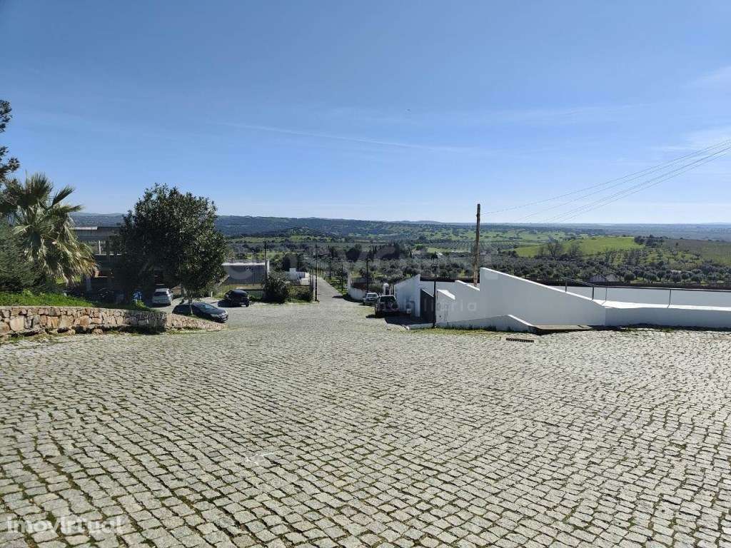 Moradia para recuperar localizada em Alvito, inserida numa zona pri... - Grande imagem: 2/22