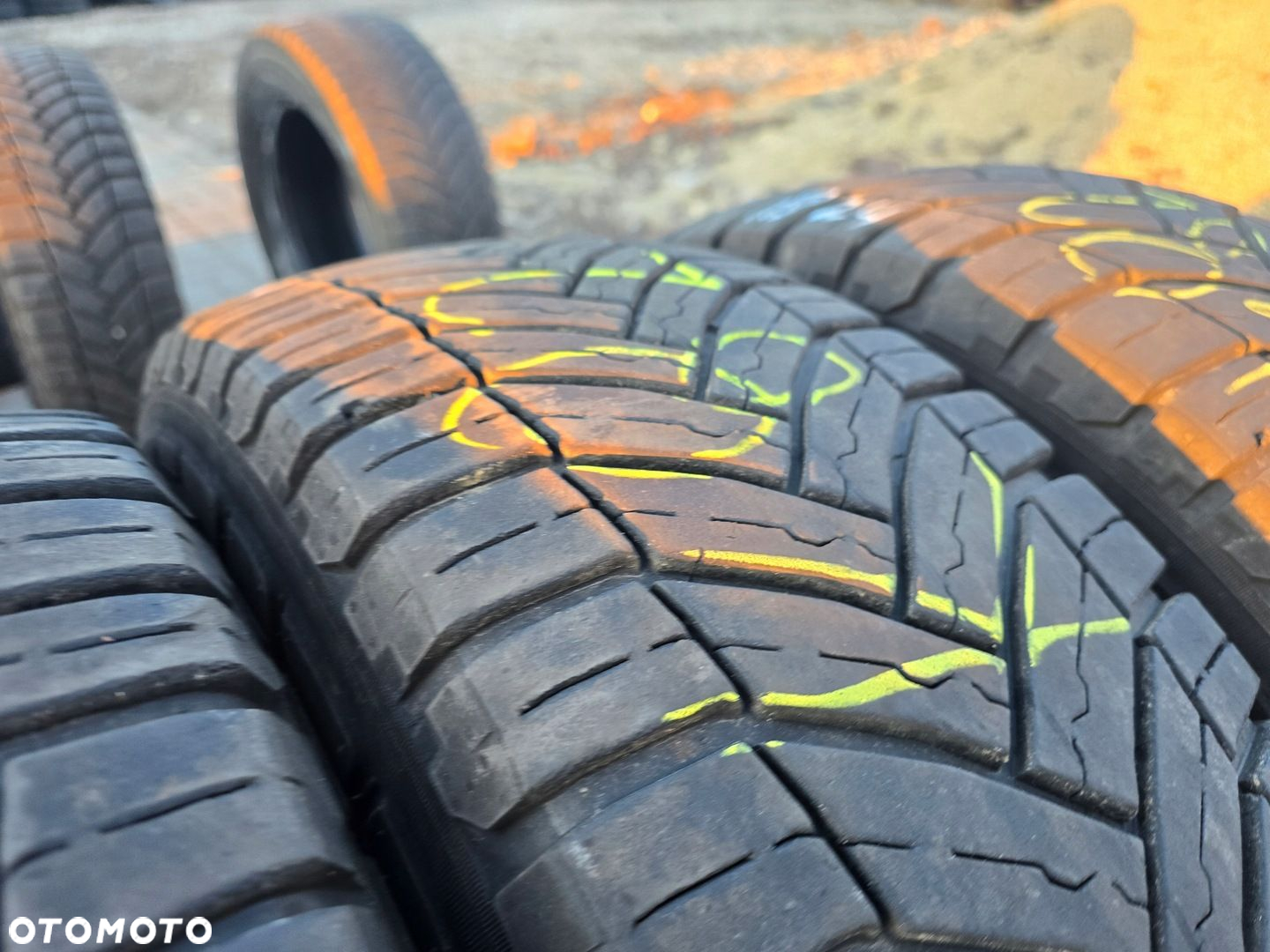 MICHELIN AGILIS CROSSCLIMATE 215/65R16C 109/107T 4X 24R - 5