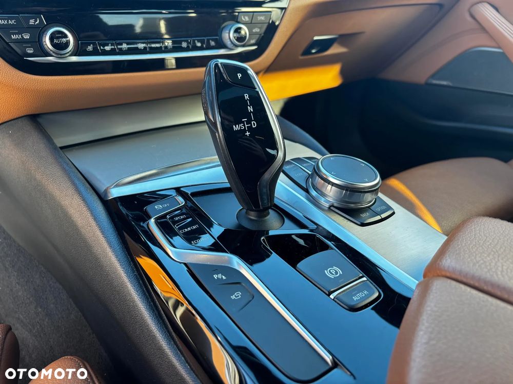 BMW Seria 5 530i GPF xDrive Sport Line sport - 18
