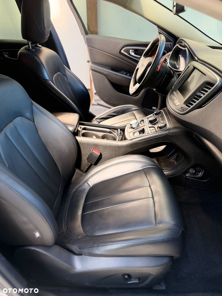 Chrysler 200 - 10