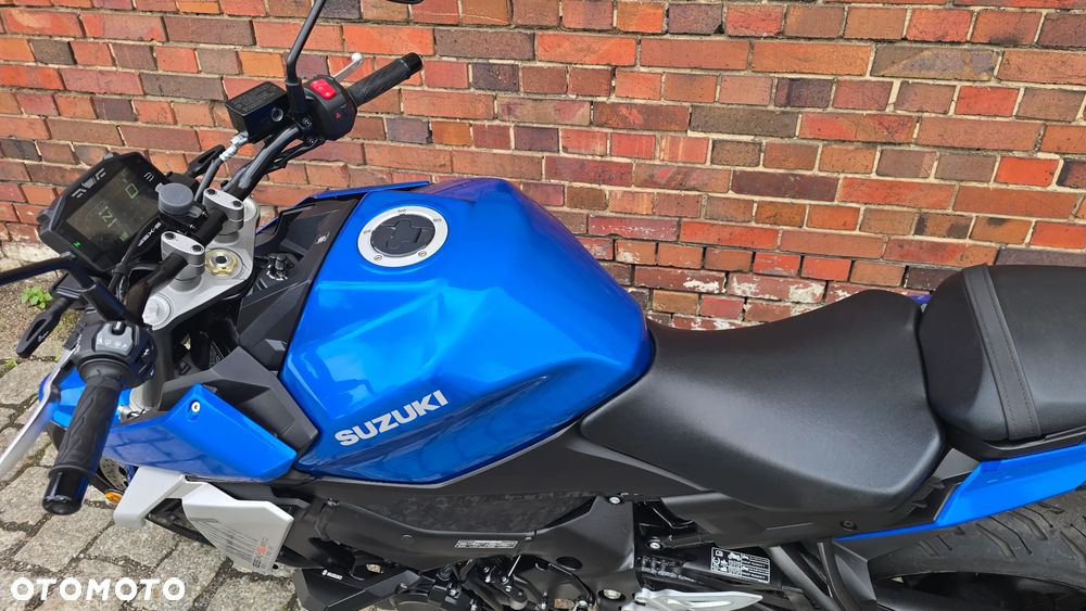 Suzuki GSX - 12