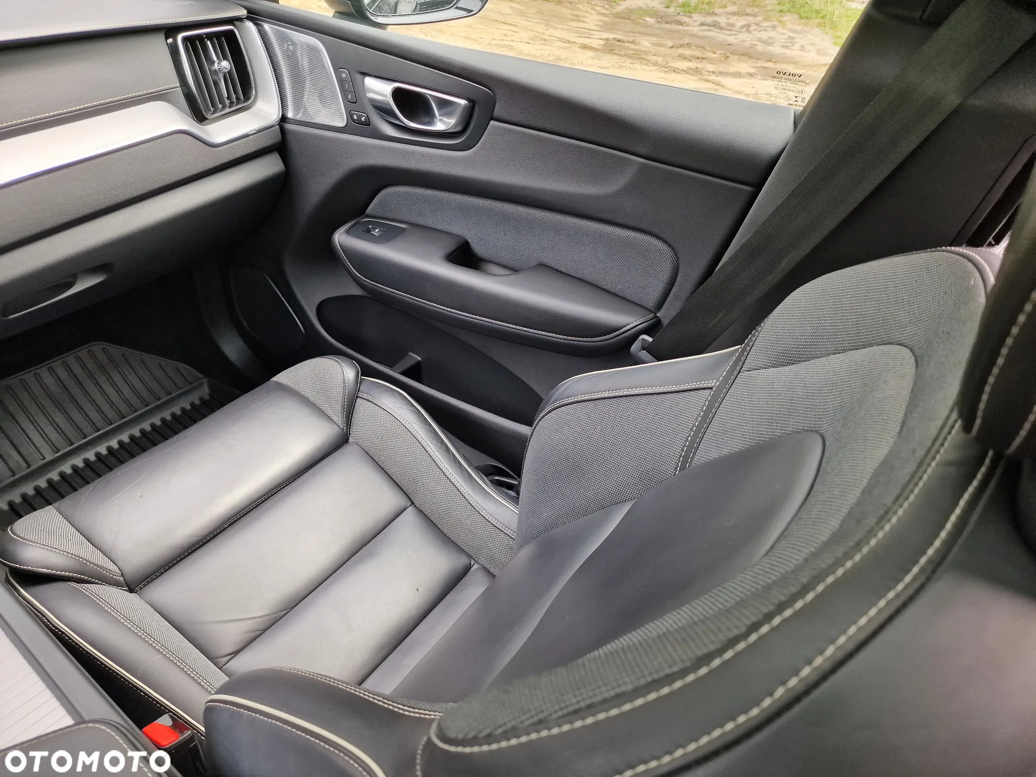Volvo XC 60 T8 Plug-In Hybrid AWD R-Design - 23
