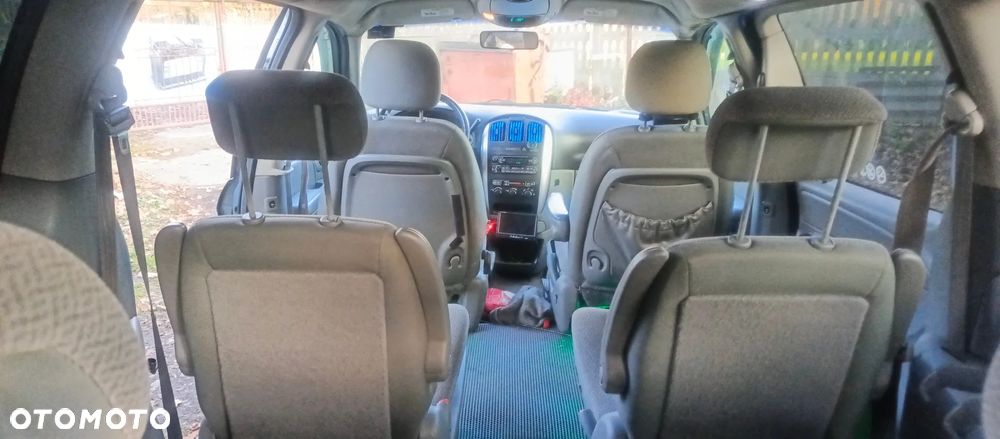 Chrysler Town & Country - 7