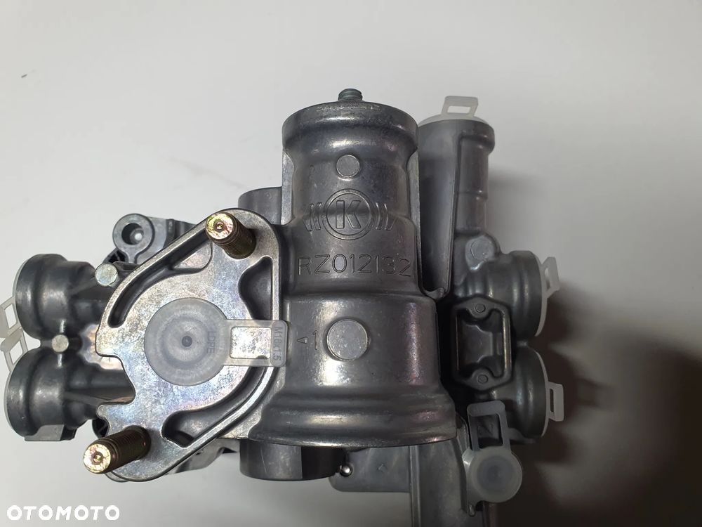 Zawór wielodrogowy czteroobwodowy Knorr-Bremse K002435N50, AE4800 Mercedes Axor - 9