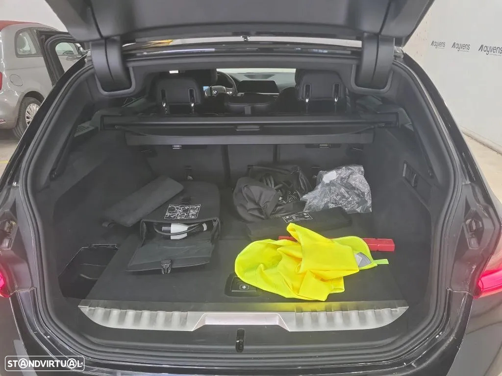 BMW 320 e Touring Corporate Edition Auto - 14