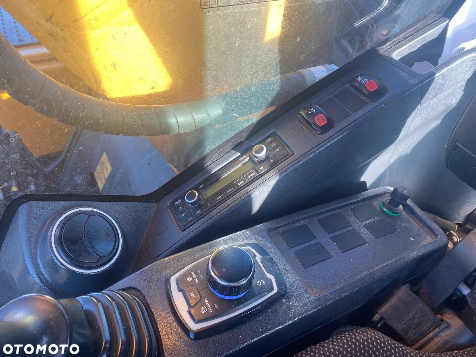 Hyundai HX220L - 11