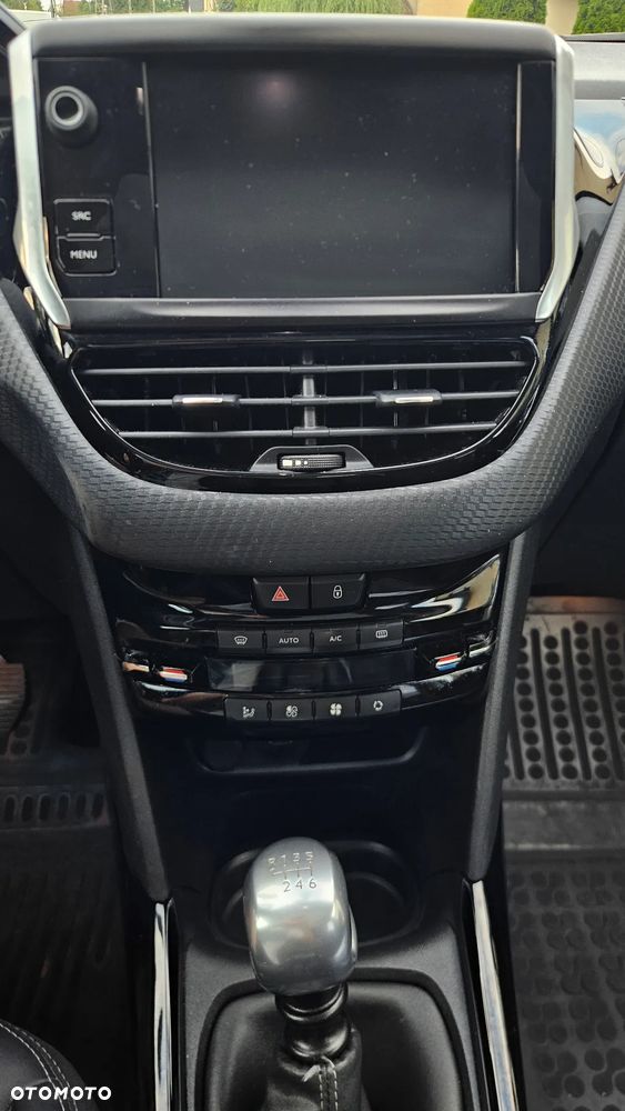 Peugeot 2008 1.2 Pure Tech Allure S&S - 12