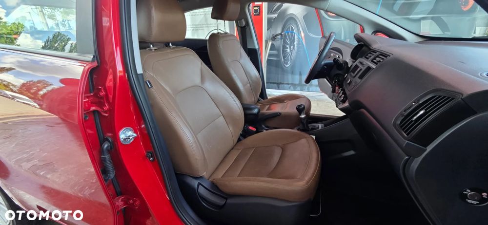 Kia Rio 1.2 Fifa World Cup Edition - 37