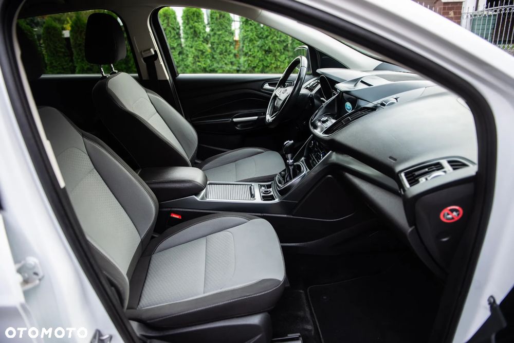 Ford Kuga 2.0 TDCi 2x4 Titanium - 26