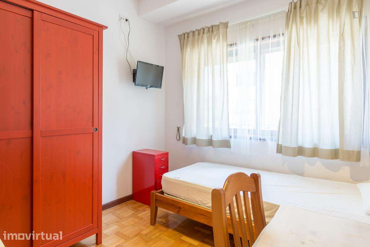 Quarto - localizado em Paranhos Porto - Grande imagem: 3/14