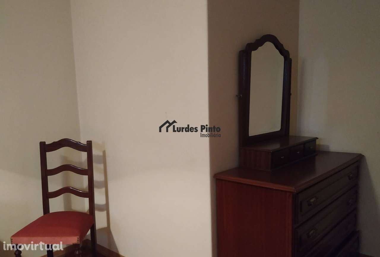 Quarto a raparigas estudantes perto de escolas superiores - Grande imagem: 2/10