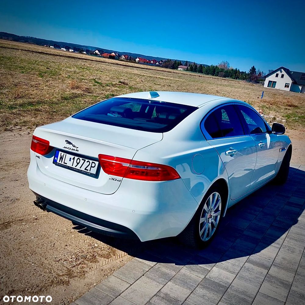 Jaguar XE 2.0 D Prestige - 5
