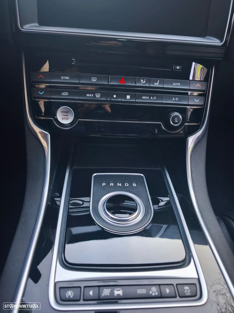 Jaguar XE 2.0 D Prestige Aut. - 9