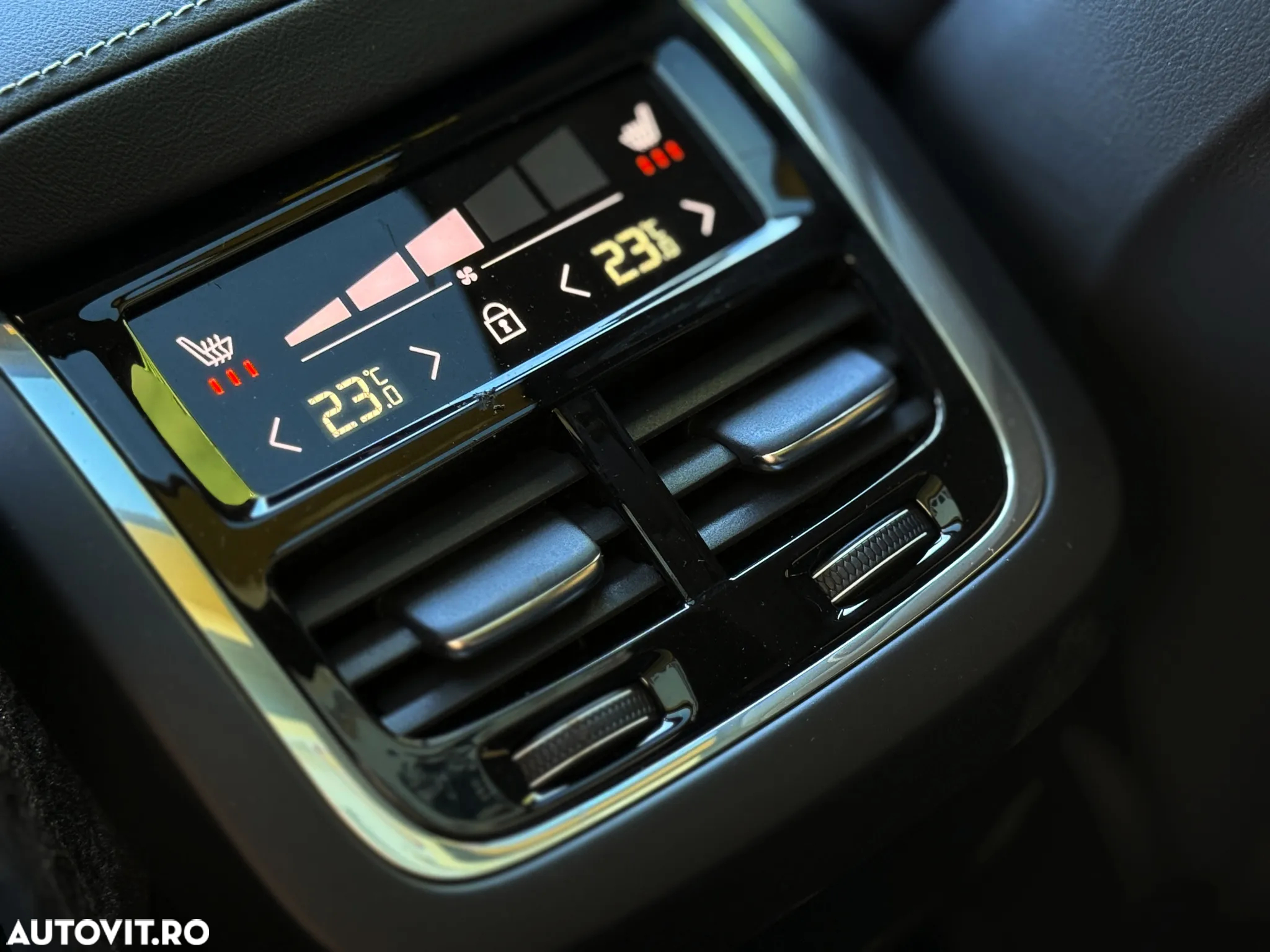 Volvo XC 60 B4 MHEV AT8 AWD R-Design - 28