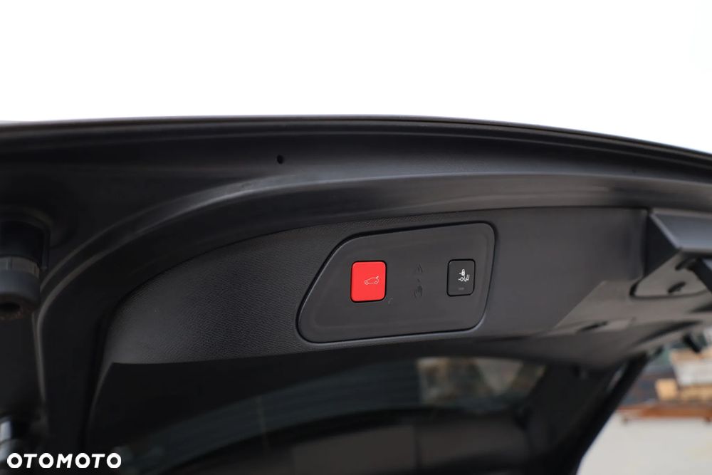 Peugeot 3008 225 e-EAT8 GT - 33