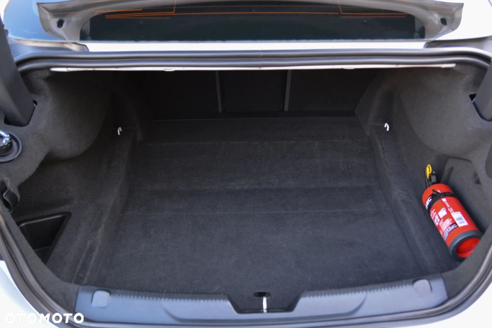 Jaguar XE 2.0 D R-Sport - 32