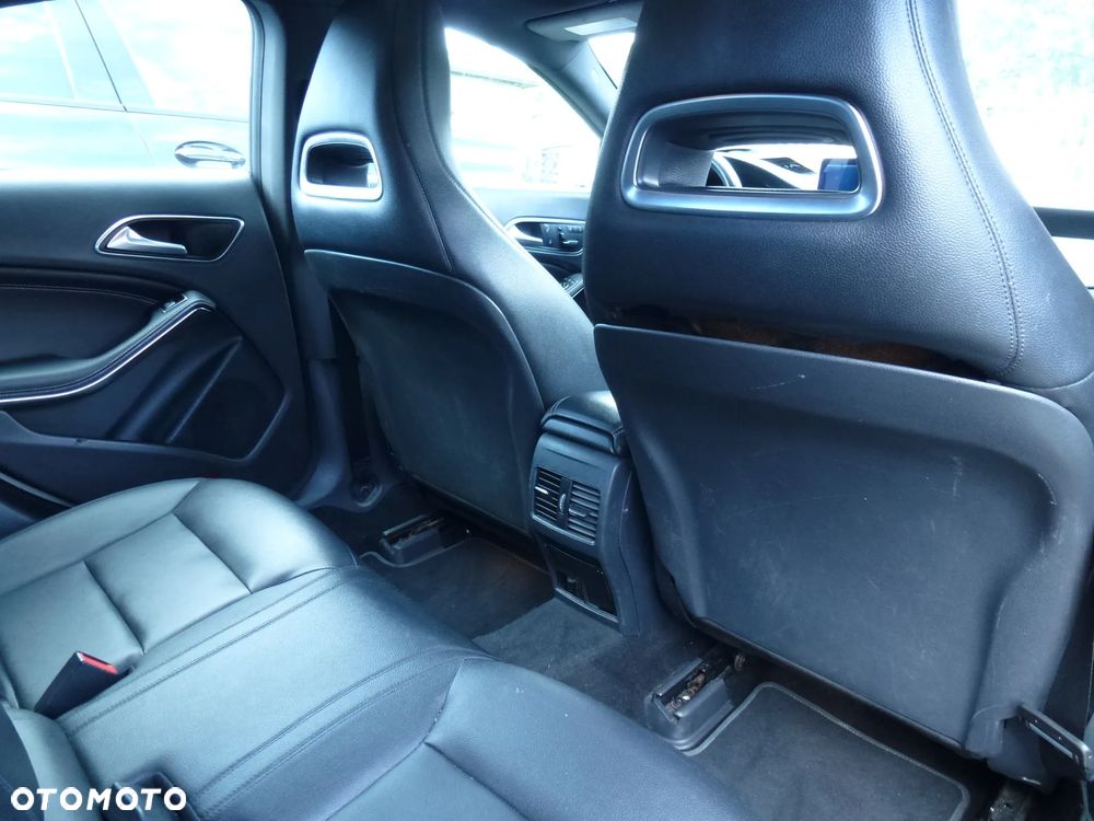 Mercedes-Benz CLA 250 4Matic 7G-DCT AMG Line - 16