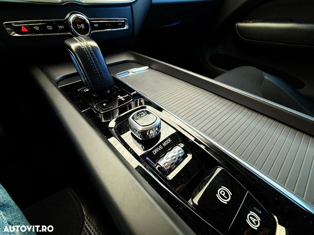 Volvo XC 60 T8 Twin Engine AWD Geartronic Momentum - 12