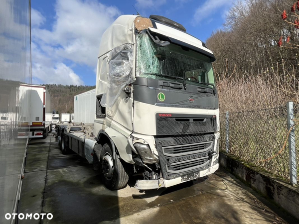 Volvo FH 500 // BDF // GLOBE XL // Cały na poduszkach // 2015 Rok // 6x2 oś podnoszona // Lekko uszkodzony //