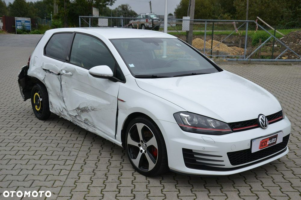Volkswagen Golf - 1