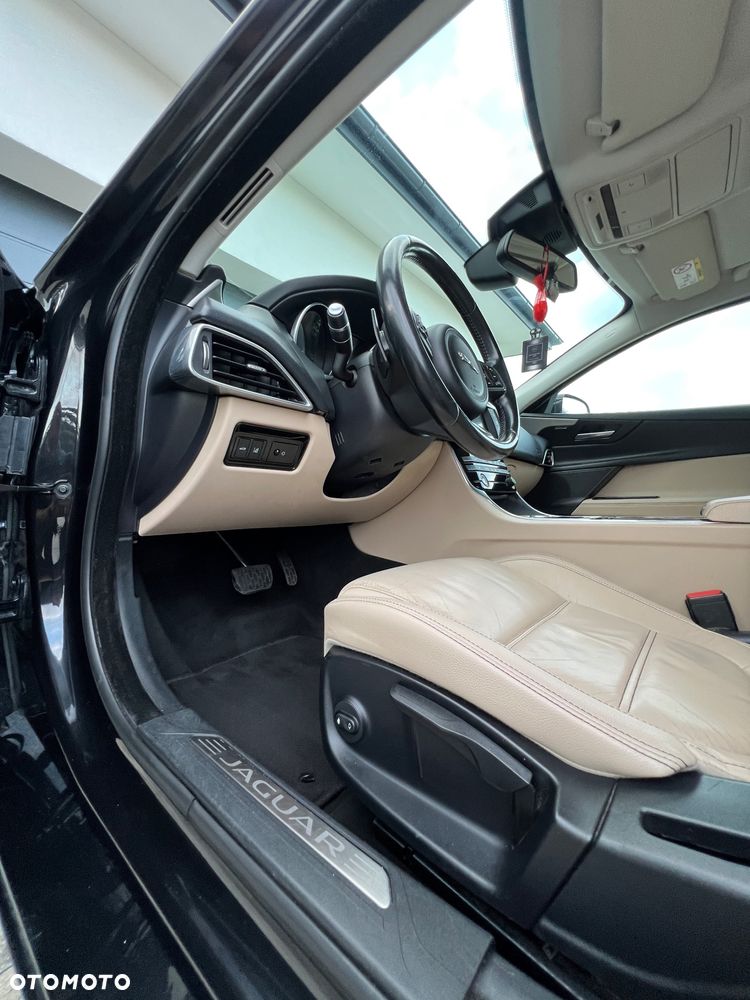 Jaguar XE 2.0 D Prestige - 27