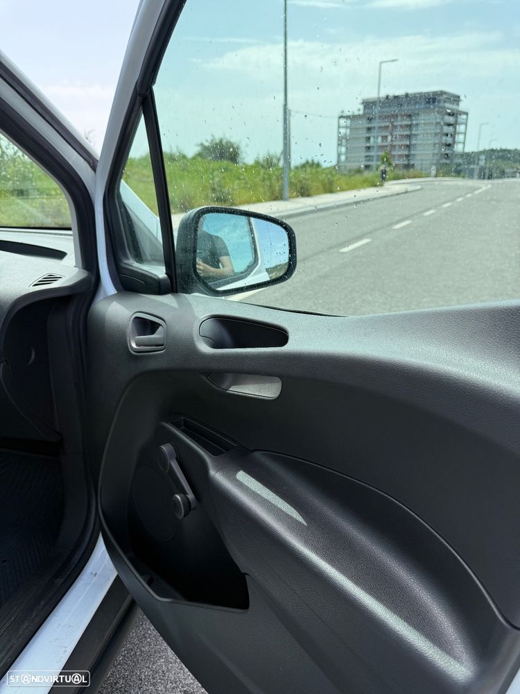 Ford Transit Courier - 12