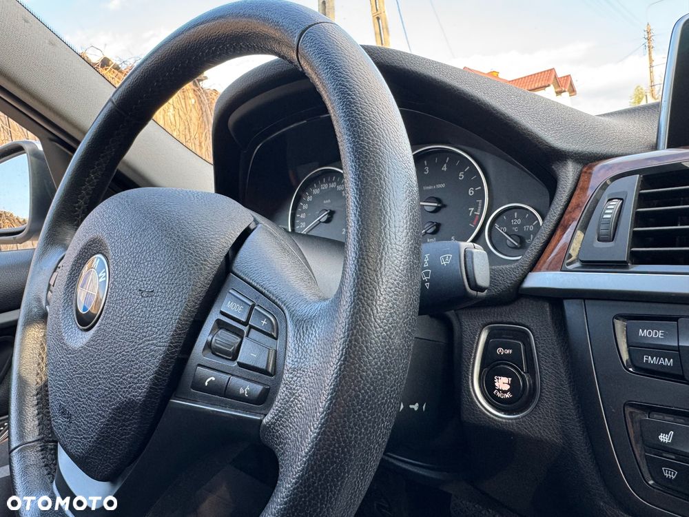 BMW Seria 3 328i xDrive Sport Line - 29