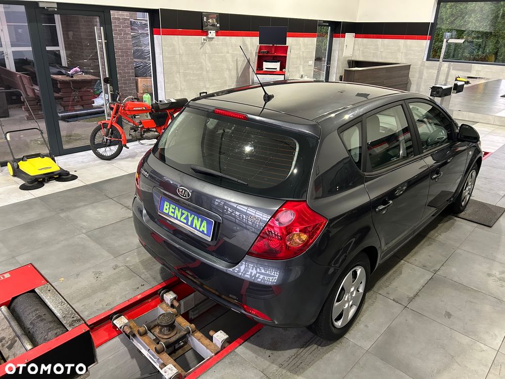 Kia Ceed - 8