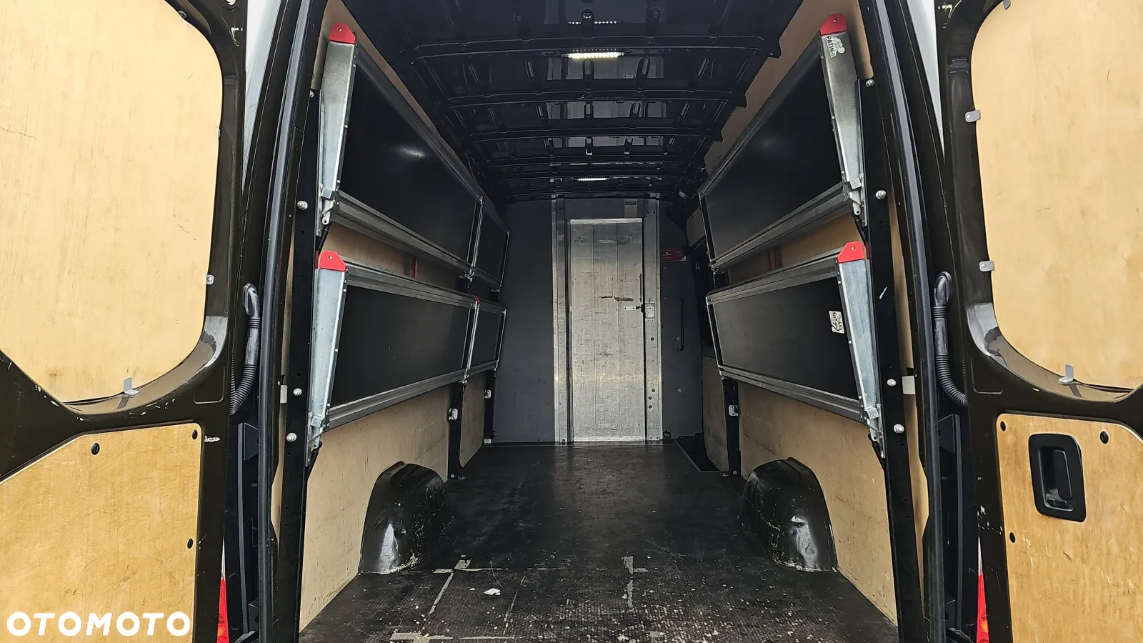 Mercedes-Benz Sprinter - 14