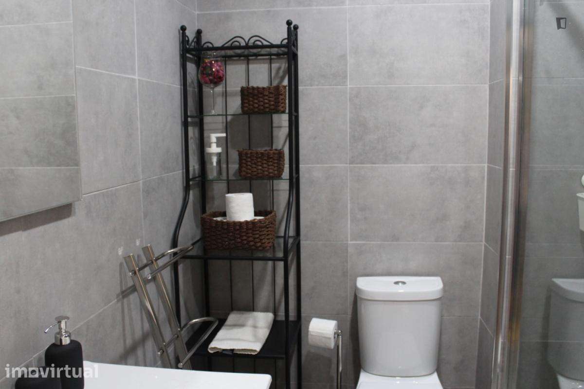 Quarto - localizado em Santa Marinha Porto - Grande imagem: 3/21