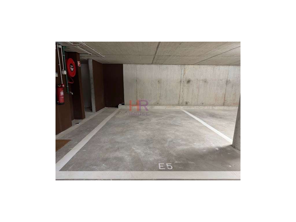 Heritage Coimbra vende-se lugar de estacionamento coberto com arrumo. - Grande imagem: 2/3