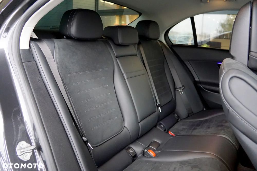 Mercedes-Benz Klasa C 180 9G-TRONIC AMG Line - 26