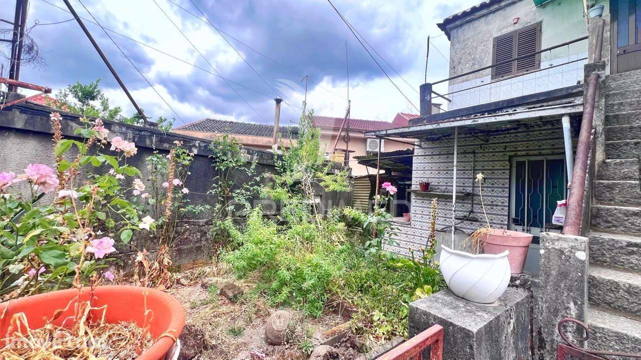 Moradia para Restauro com Duas Frações Independentes, Terreno e Gar... - Grande imagem: 3/16