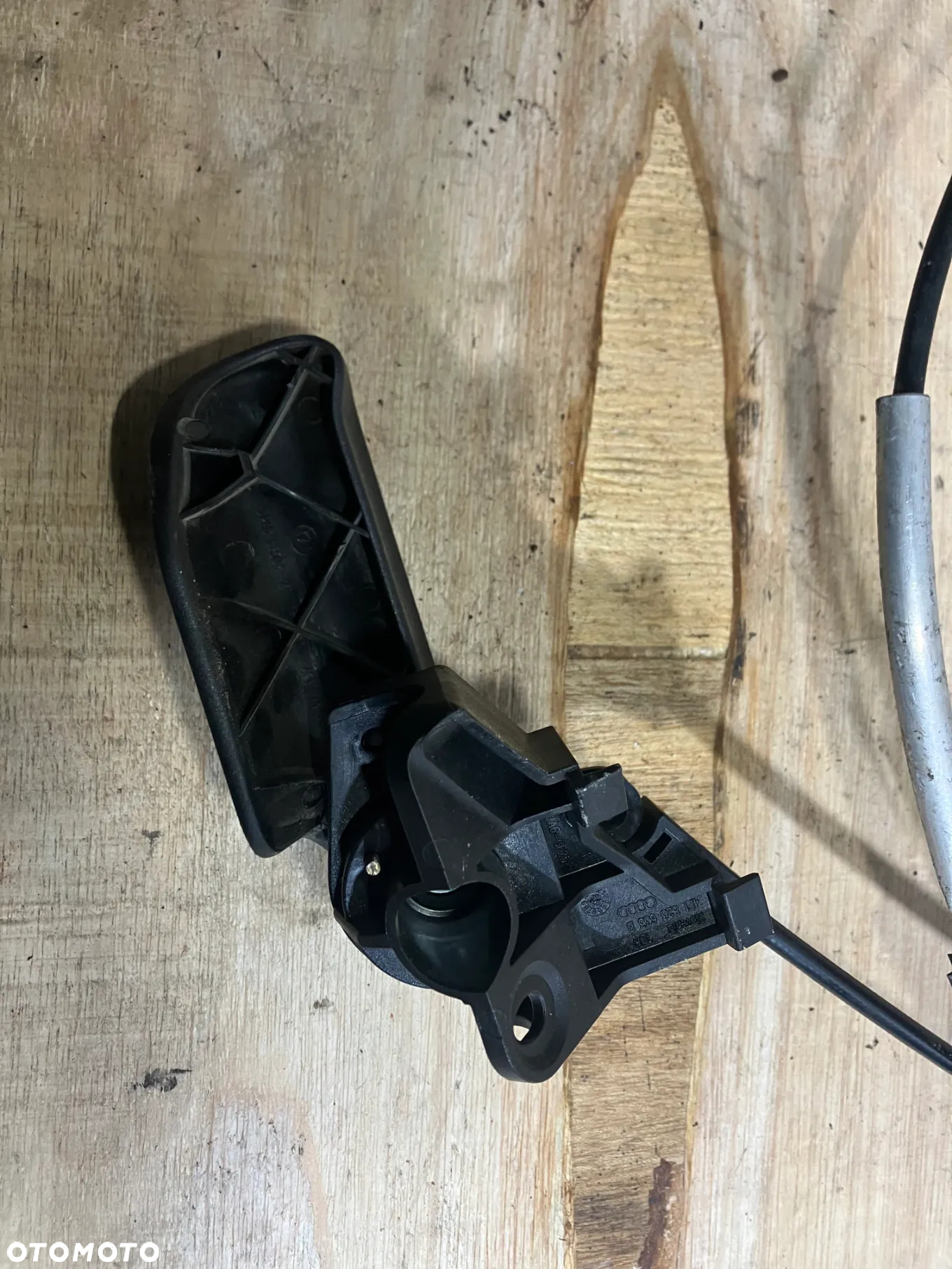 MECHANIZM OTWIERANIA MASKI AUDI A6 C6 CIĘGNO LINKA RĄCZKA 4F1823633B 4F1823533C - 2