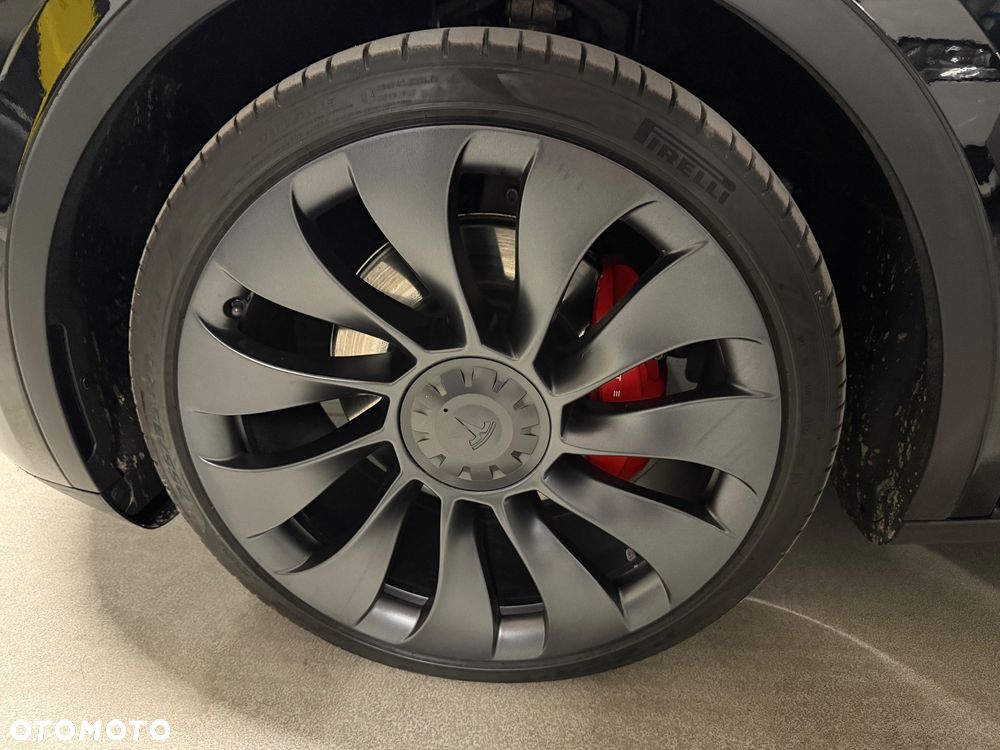 Tesla Model Y Performance AWD - 31