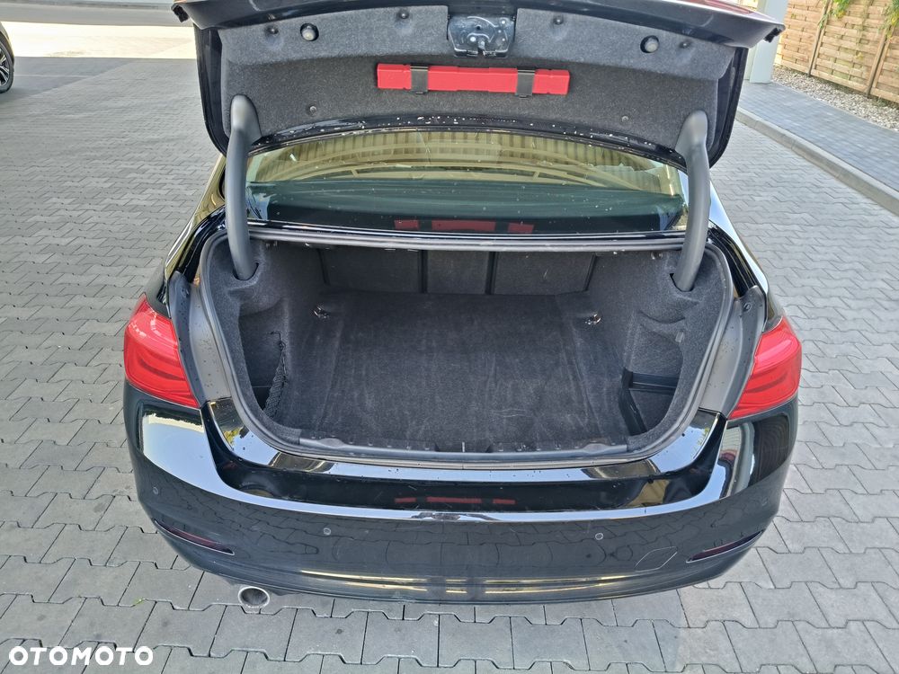 BMW Seria 3 318i - 11