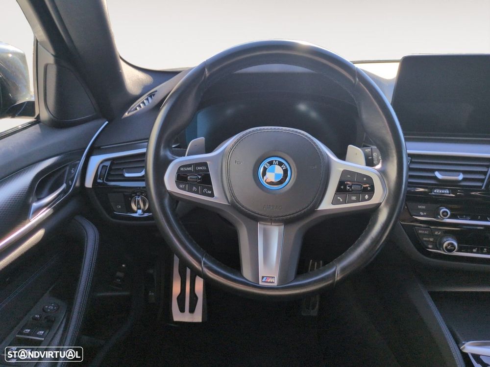 BMW 530 e Pack Desportivo M - 12