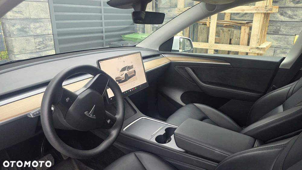 Tesla Model Y Long Range AWD - 6