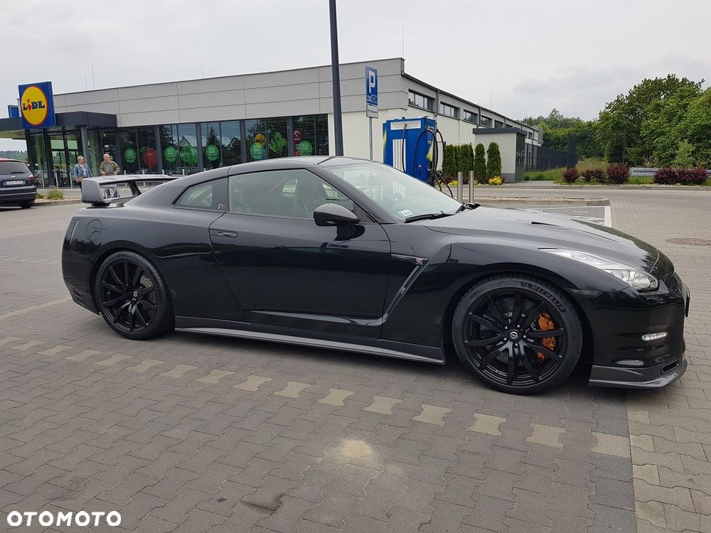 Nissan GT-R - 10
