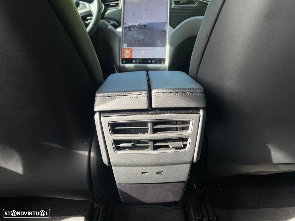 Tesla Model X - 24