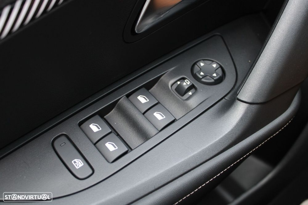 Peugeot 2008 1.2 PureTech Allure EAT8 - 39