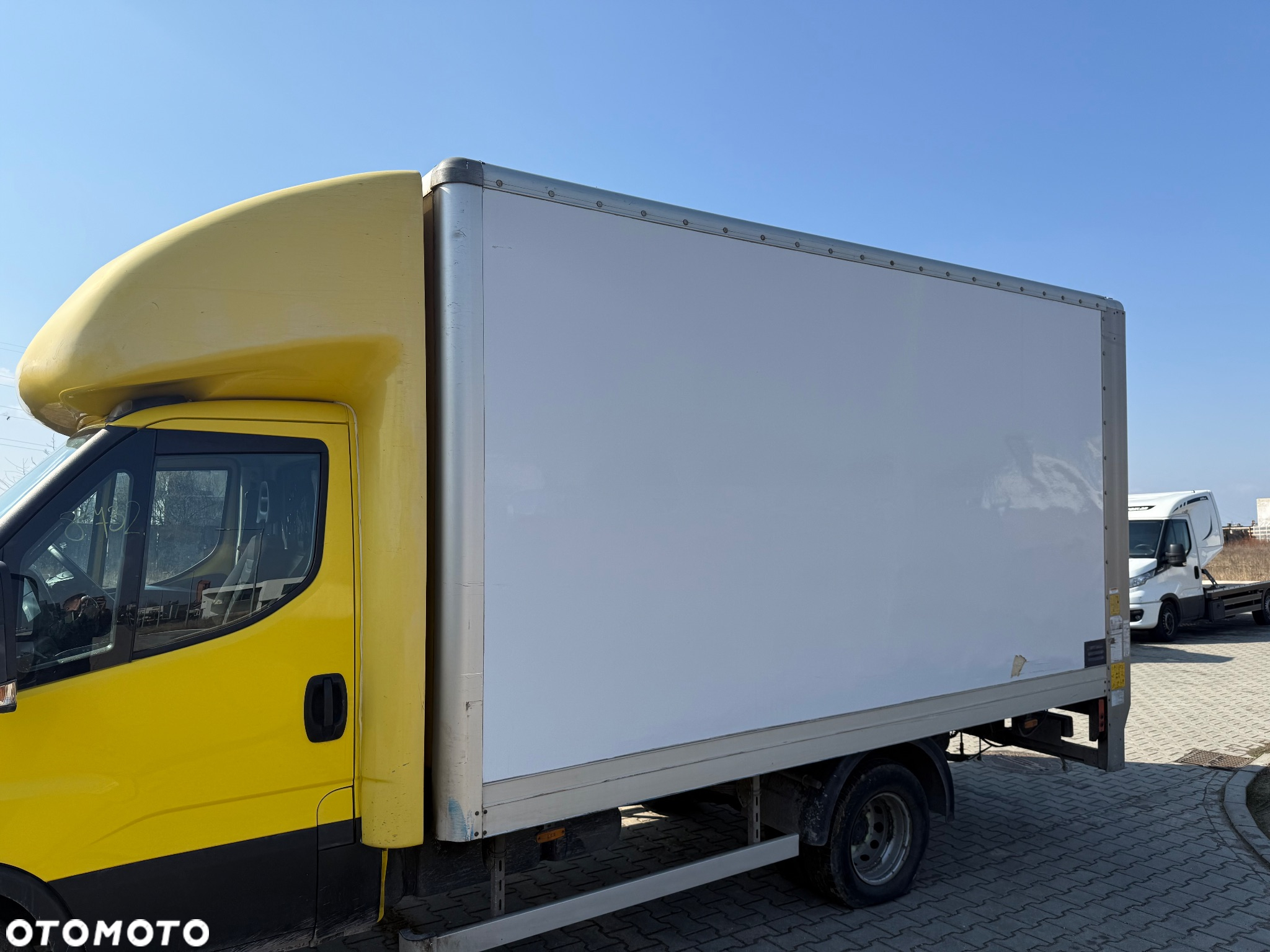 Zabudowa kontener z lekka winda DHollandia IVECO Daily 70c - 8