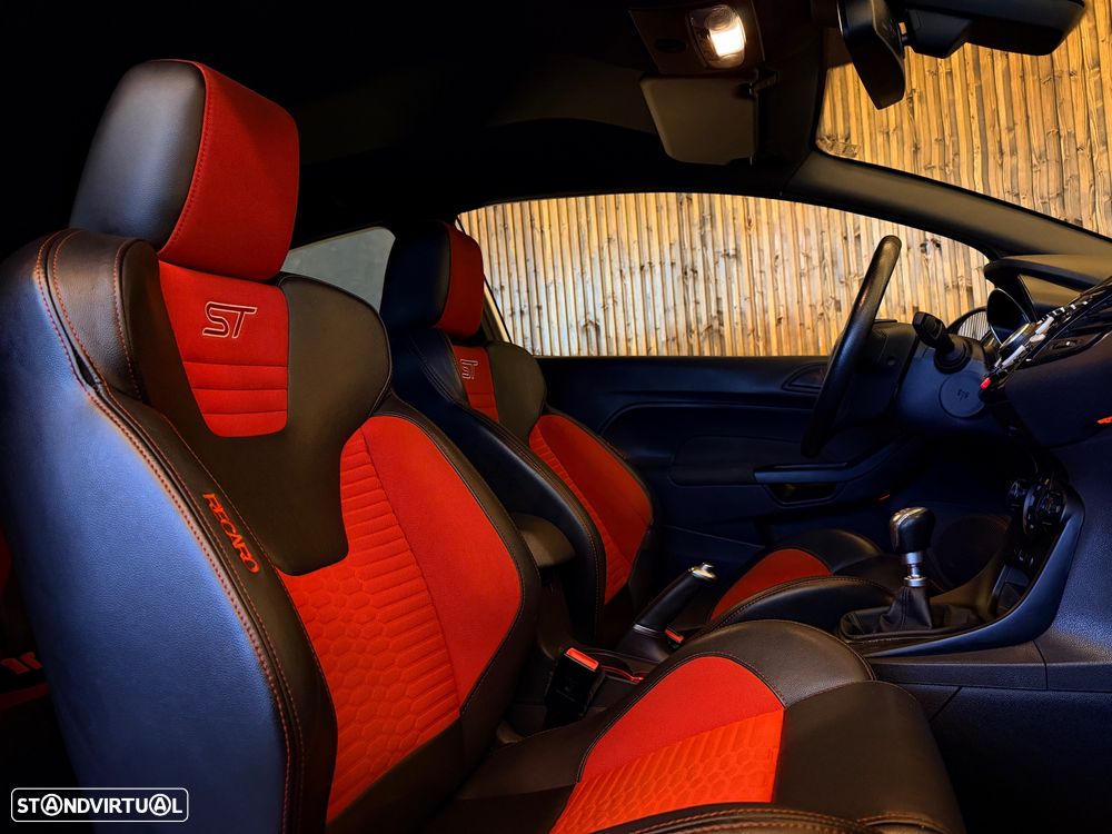 Ford Fiesta 1.6 EcoBoost c/ Pack Pele Desportiva ST - 21