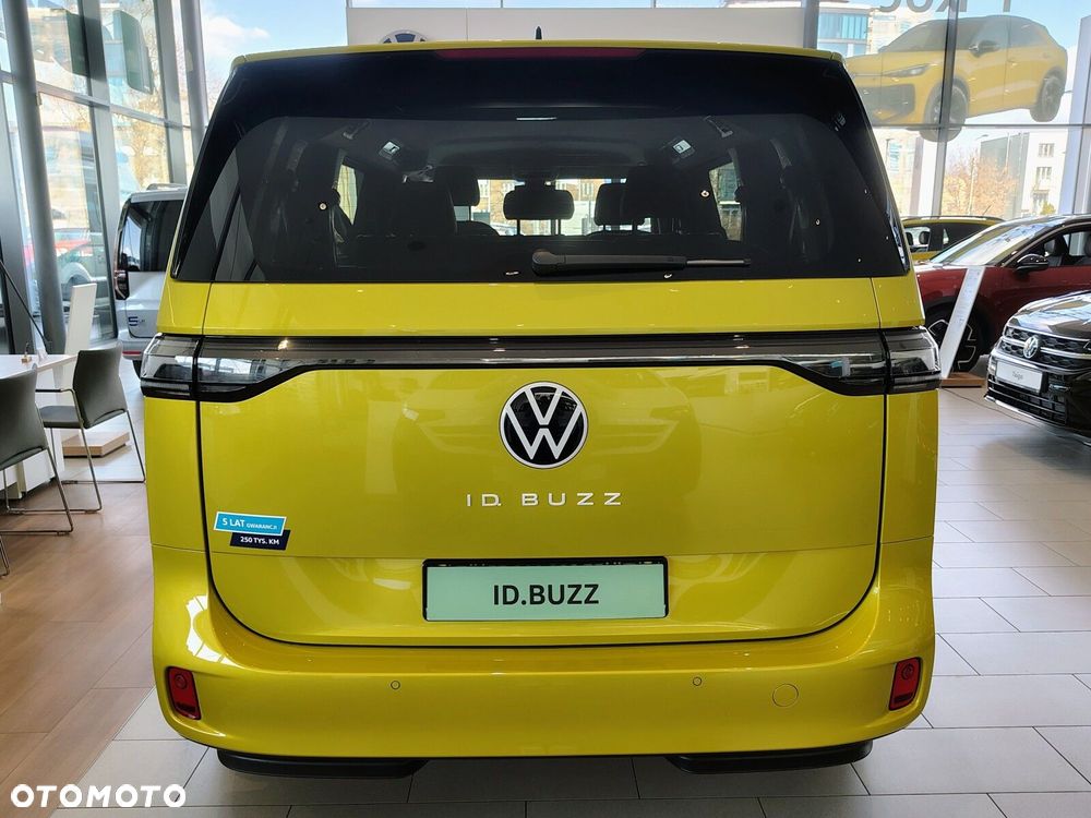 Volkswagen ID. Buzz Pro z długim rozstawem osi silnik: 210 kW (286 KM) 86 kWh / skrzynia biegów: Automatyczna 1 biegowa rozstaw osi: 3239 mm - 6