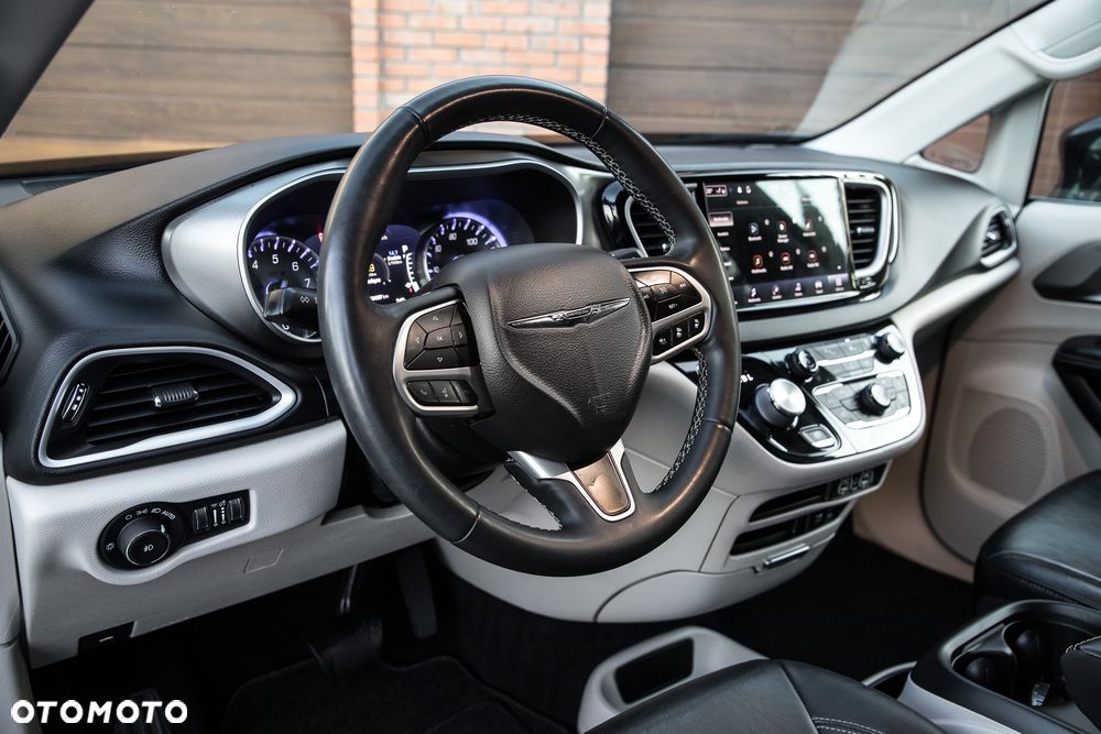 Chrysler Pacifica - 12