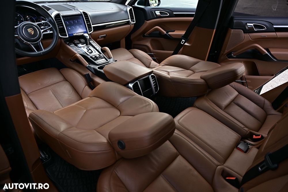 Porsche Cayenne 3.0 L - 12