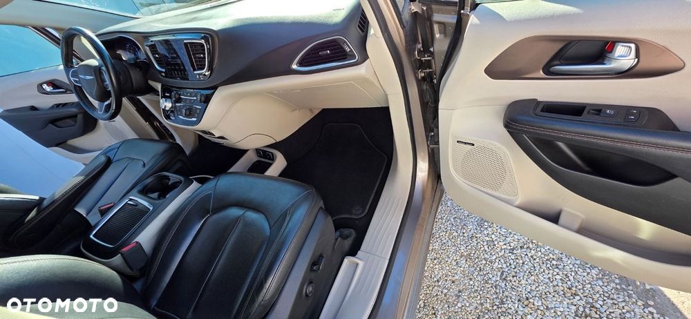 Chrysler Pacifica - 11