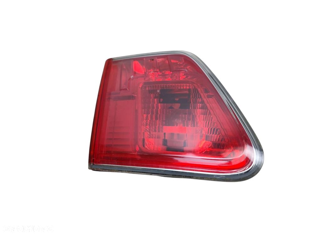 LAMPA LEWY TYŁ W KLAPE TOYOTA AVENSIS T27 (2009-2011) 2.0 VVT-I 152KM - 2