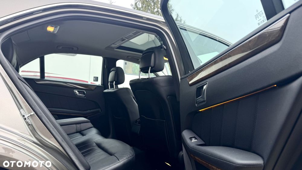 Mercedes-Benz Klasa E 250 CGI BlueEFFICIENCY Automatik Elegance - 26