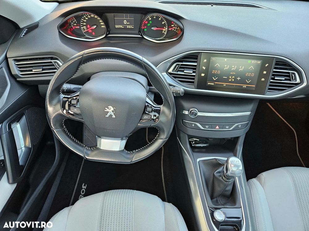 Peugeot 308 1.2 L PureTech Turbo Allure - 17